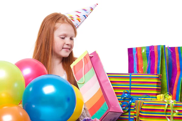 Festa feliz menina ruiva com balões e caixa de presente — Fotografia de Stock