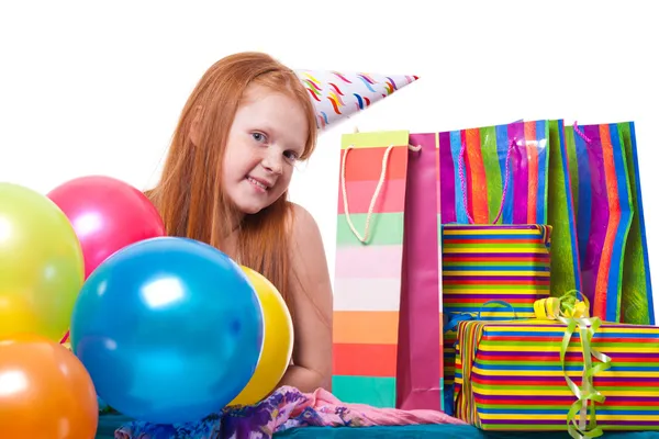 Gelukkig partij roodharige meisje met ballonnen en doos van de gift — Stockfoto