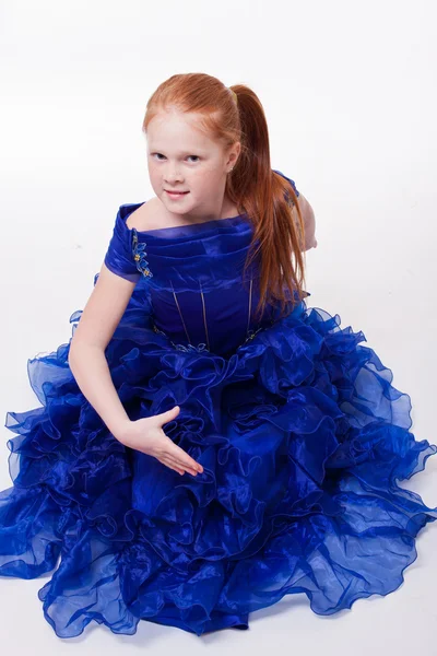 Rothaarige Mädchen im blauen Ballkleid — Stockfoto