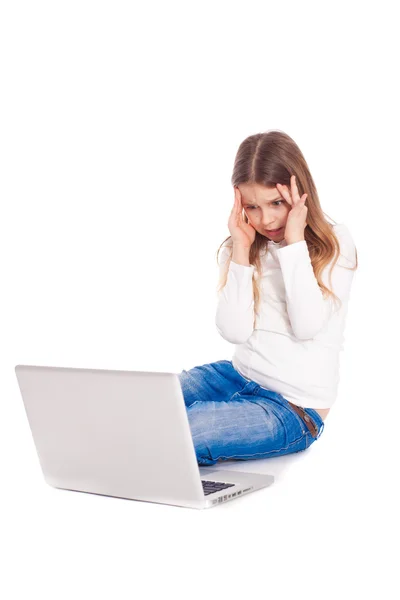 Młoda dziewczyna w przerażenie płakać przed monitora laptopa — Zdjęcie stockowe
