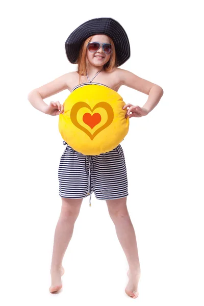 Bella giovane ragazza della scuola elementare con grande sorriso giallo — Foto Stock