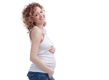 Hamile kadın beyaz arka planda izole edilmiş.