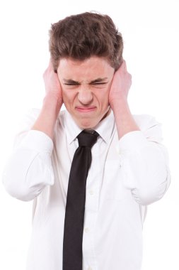 kulakları çok fazla gürültü kapsayan adam vurguladı