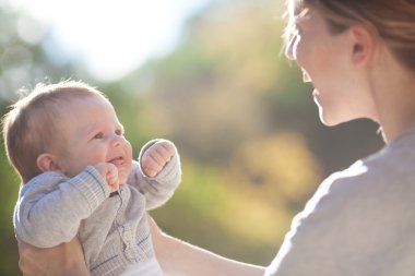 Anne ve bebek park portresinde