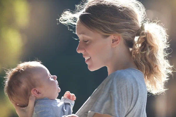 Anne ve bebek park portresinde — Stok fotoğraf