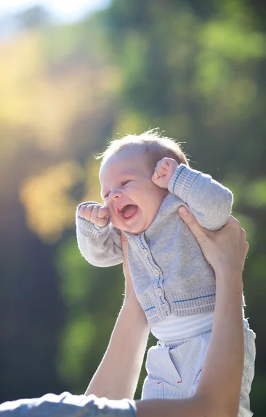 Happy baby i mor händer — Stockfoto