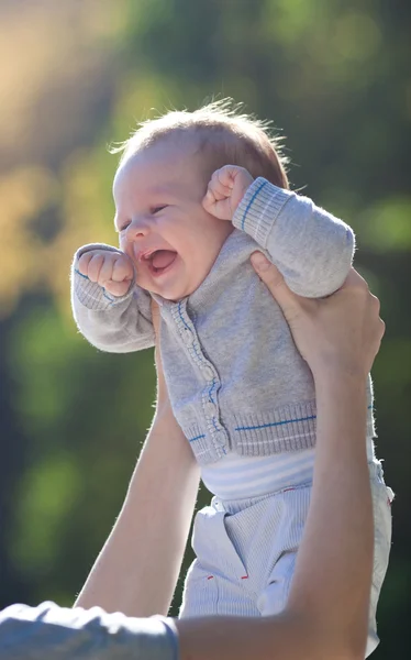Ευτυχισμένο μωρό στα χέρια της μητέρας — Φωτογραφία Αρχείου