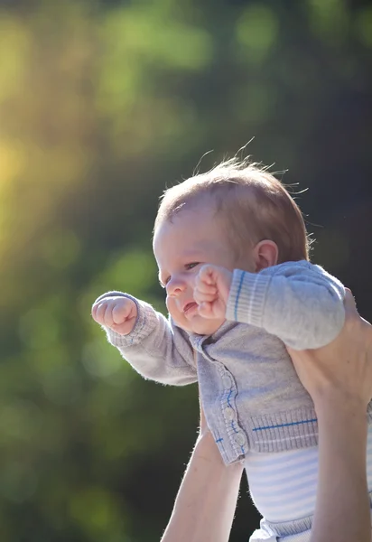 Happy baby i mor händer — Stockfoto