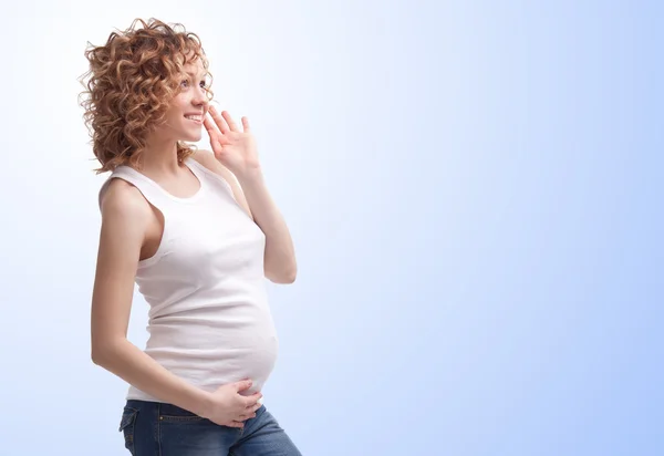 Kobieta w ciąży na białym tle niebieski — Zdjęcie stockowe