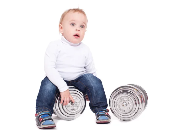 De kleine jongen met halters. op een witte achtergrond. — Stockfoto