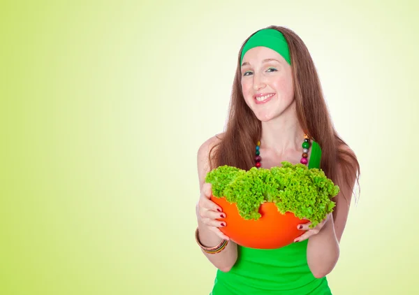 Mujer sonriente sosteniendo comida saludable para ensaladas, sobre verde —  Fotos de Stock