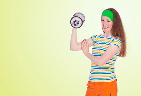 Retrato de jovem mulher fitness sobre amarelo — Fotografia de Stock