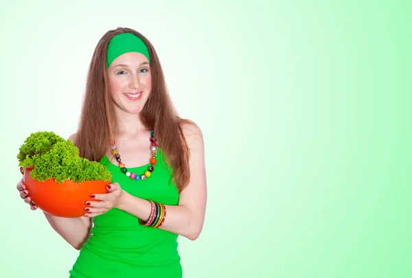 Mujer sonriente sosteniendo comida saludable para ensaladas, sobre verde —  Fotos de Stock