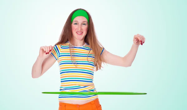 Jeune femme avec hula hoop sur bleu — Photo