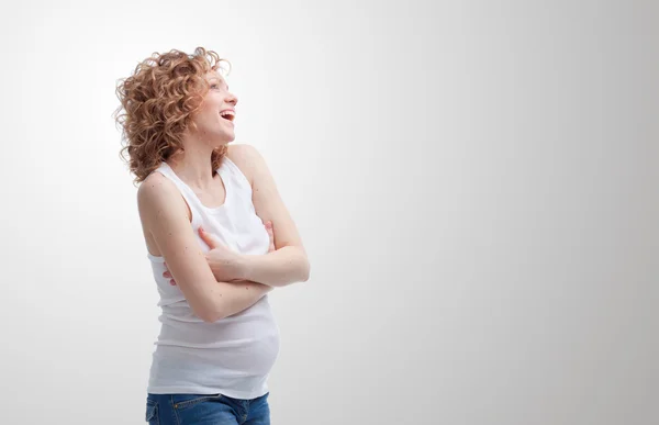 Zwangere vrouw op grijze achtergrond — Stockfoto