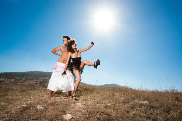 Mode jeune couple debout ensemble dans un champ de blé — Photo