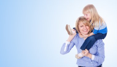 genç anne kızıyla birlikte oynuyor. üzerinde mavi arka plan
