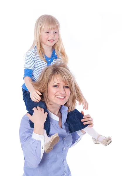 Giovane madre che gioca con la figlia. Su sfondo bianco — Foto Stock