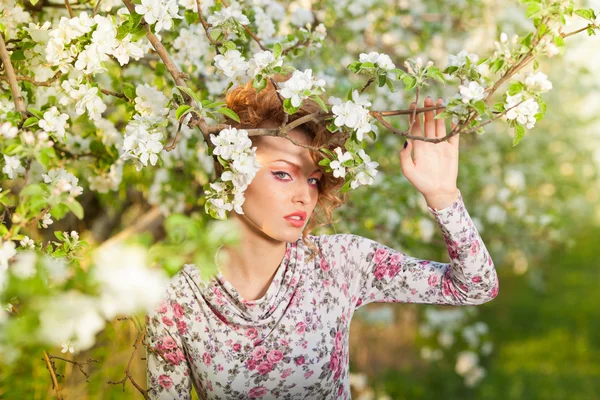 Bela loira em um jardim de primavera — Fotografia de Stock