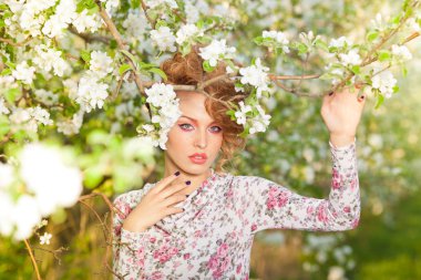 güzel sarışın bir bahar bahçe içinde