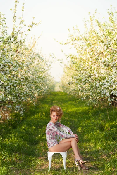 Hermosa rubia en un jardín de primavera —  Fotos de Stock
