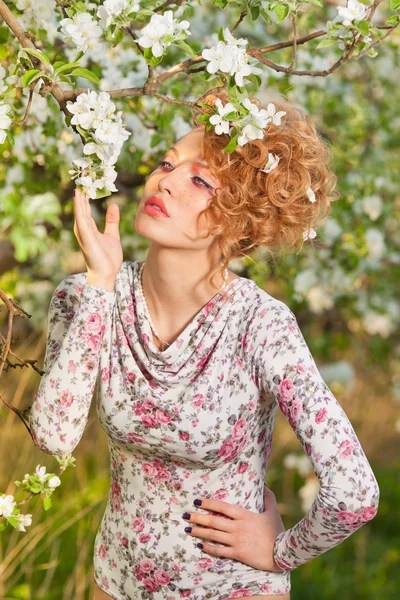 Bela loira em um jardim de primavera — Fotografia de Stock