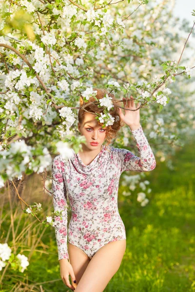 Bela loira em um jardim de primavera — Fotografia de Stock