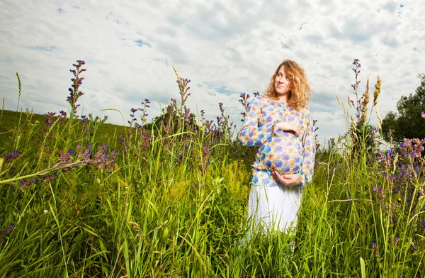Porträtt av gravid kvinna på fältet — Stockfoto