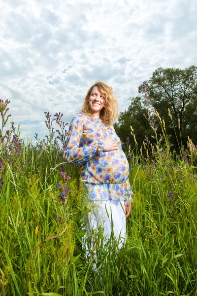 Retrato de la mujer embarazada en el campo —  Fotos de Stock