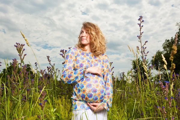 Portrait of pregnant woman on the field — Stock Photo, Image