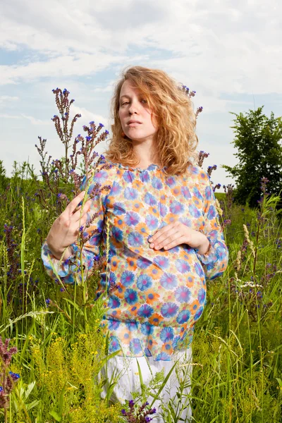 Portrét těhotné ženy na hřišti — Stock fotografie
