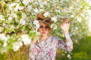 güzel sarışın bir bahar bahçe içinde