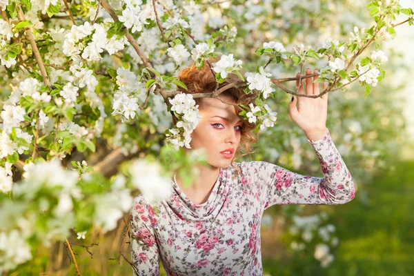 Bela loira em um jardim de primavera — Fotografia de Stock