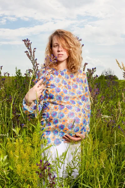 Retrato de la mujer embarazada en el campo —  Fotos de Stock