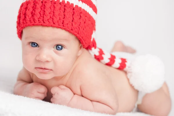 Baby i roliga röd hatt — Stockfoto