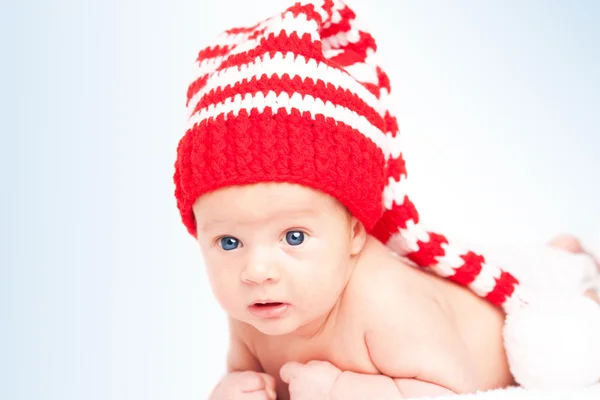 Baby mit lustigem roten Hut — Stockfoto