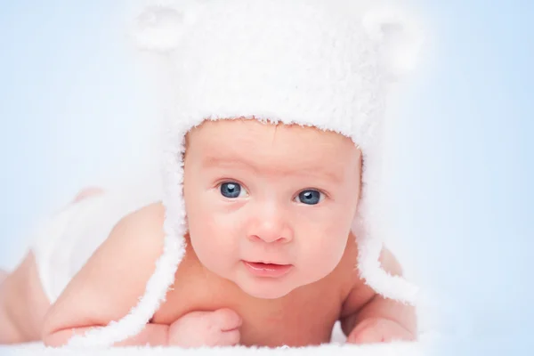 Retrato de bebê pequeno bonito em um chapéu engraçado — Fotografia de Stock