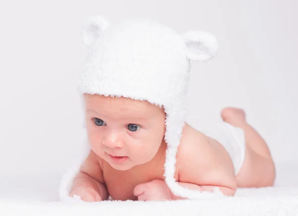 Retrato de bebé lindo en un sombrero divertido —  Fotos de Stock