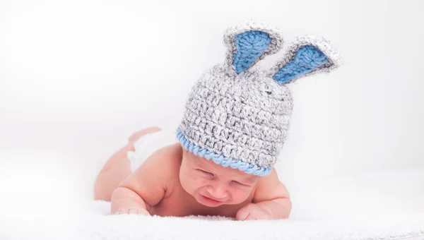 Portret van schattige kleine baby in een grappige hoed — Stockfoto