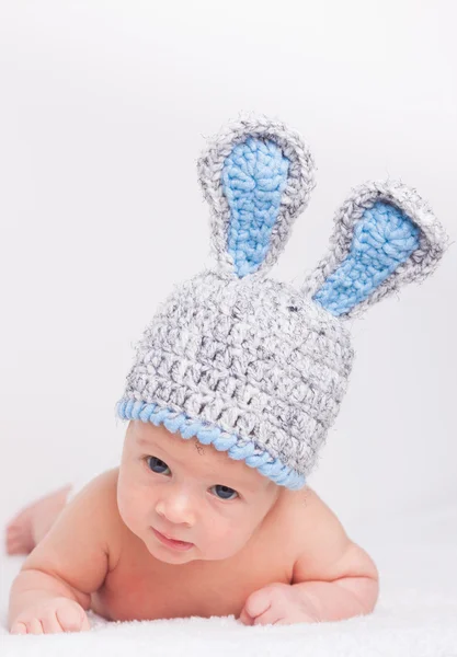 Porträtt av söt liten baby i en rolig hatt — Stockfoto