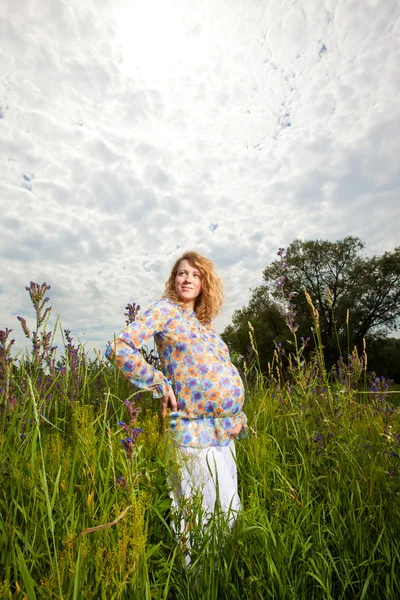 Porträtt av gravid kvinna på fältet — Stockfoto