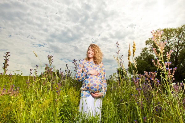 Porträt einer schwangeren Frau auf dem Feld — Stockfoto