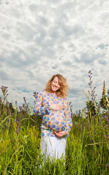 Porträt einer schwangeren Frau auf dem Feld — Stockfoto