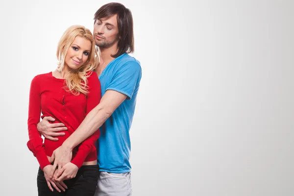 Pareja enamorada. Aislado sobre fondo gris . — Foto de Stock