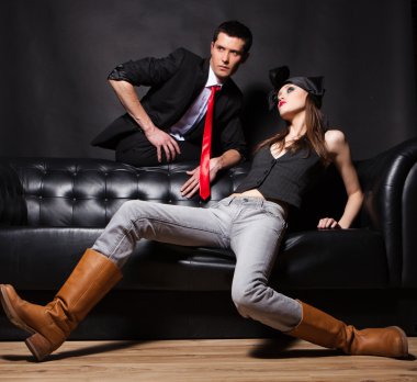yakışıklı moda çift kanepede oturan
