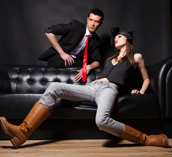 ソファに座っているハンサムなファッションのカップル — ストック写真