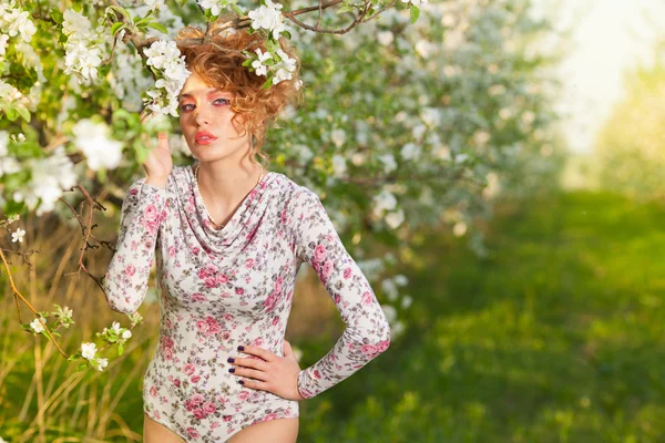 Mooie blonde in een lentetuin — Stockfoto