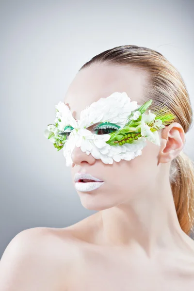 Maske çiçekleri gelen güzel bir kadın portresi — Stok fotoğraf