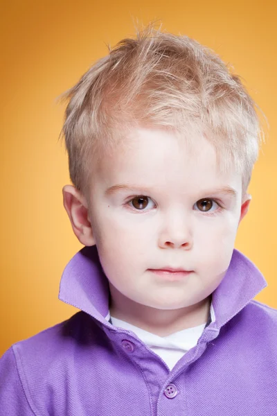 Portret van gelukkig vreugdevolle prachtige kleine jongen — Stockfoto