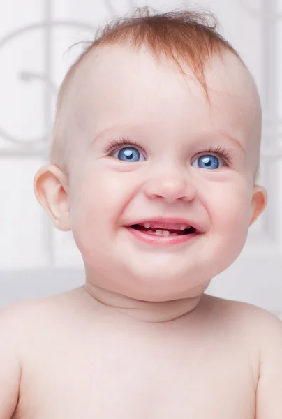 Een kleine jongen glimlachen — Stockfoto